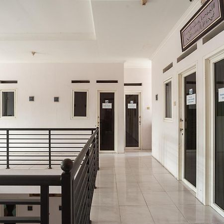 Reddoorz Syariah Near Pgc Cililitan Hotel Jakarta Exterior photo