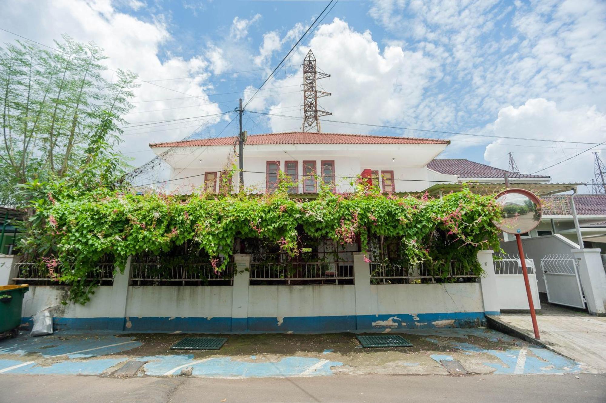 Reddoorz Syariah Near Pgc Cililitan Hotel Jakarta Exterior photo