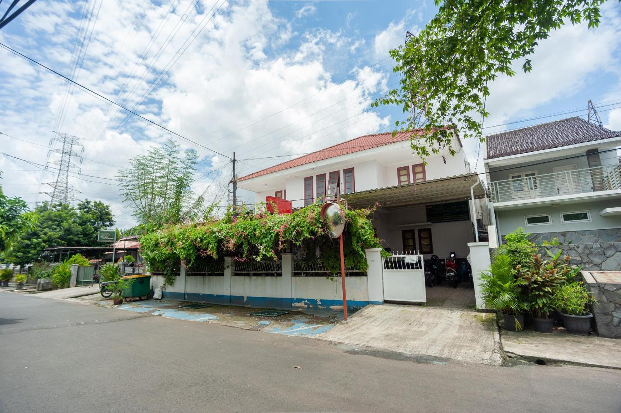 Reddoorz Syariah Near Pgc Cililitan Hotel Jakarta Exterior photo