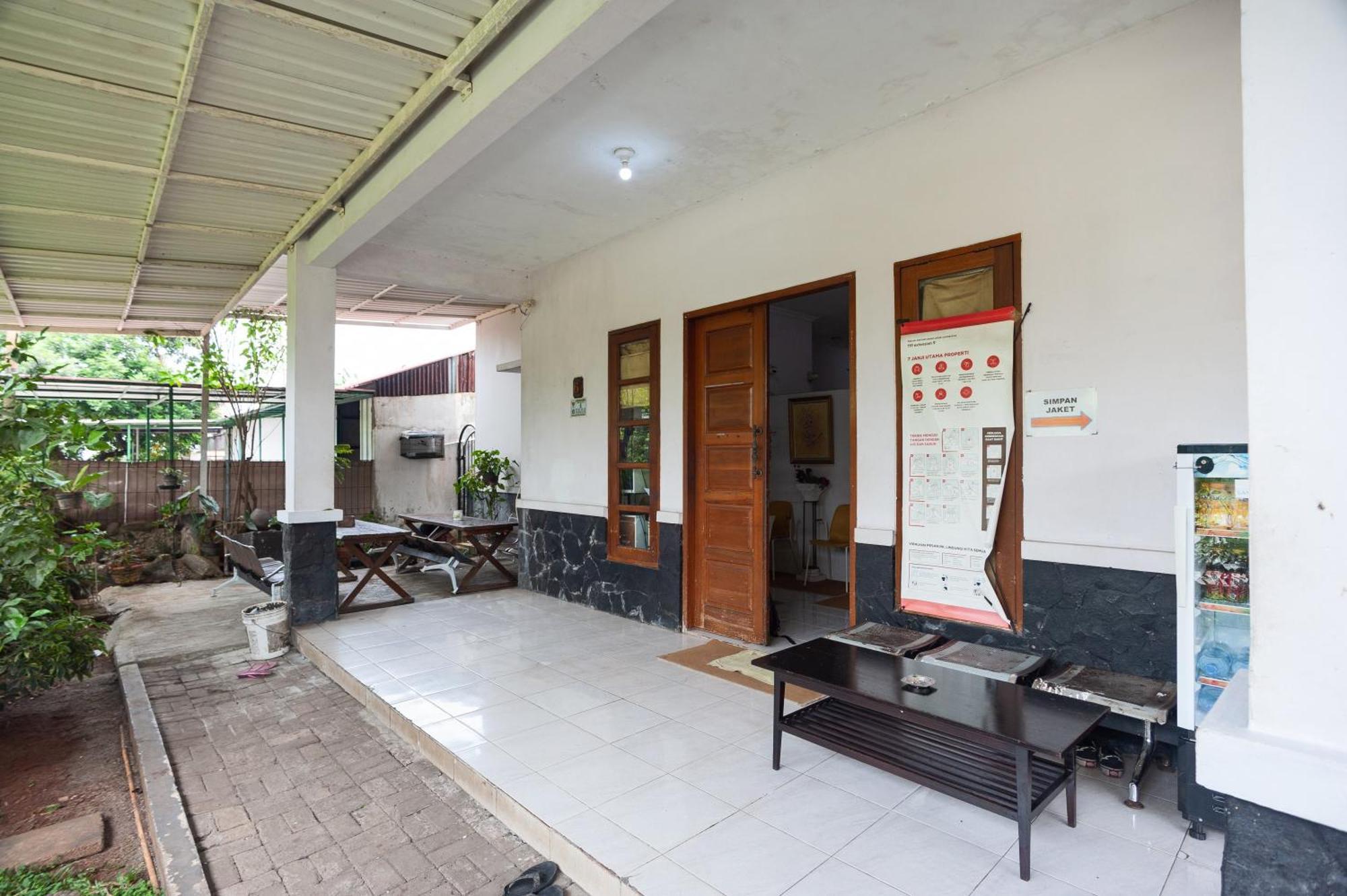 Reddoorz Syariah Near Pgc Cililitan Hotel Jakarta Exterior photo